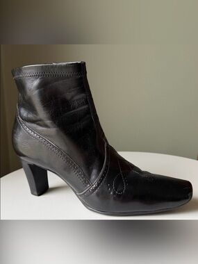 Franco Sarto Squared off Toe faux leather ankle booties Western Brogue Flawed